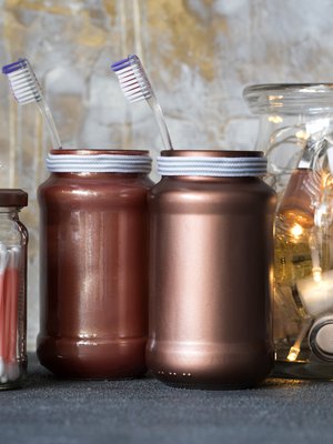 Lasipurkeista syntyy yhtenäinen säilytyssarja kylpyhuoneen tavaroille. Rimmaa maalin väri kylpyhuoneen väreihin!