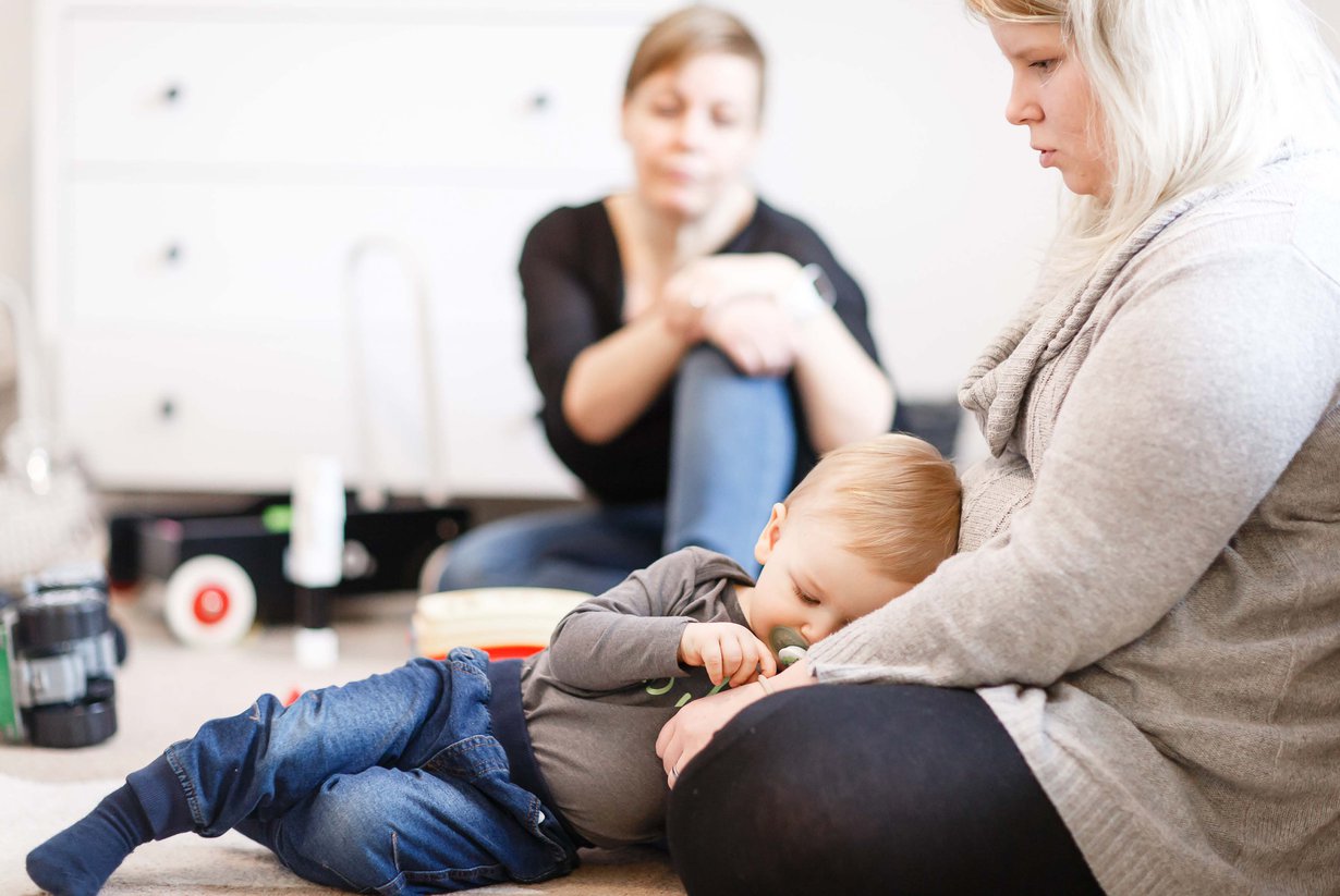 Raskausaikana Eveliina Savinainen luki paljon vauvanhoidosta. Silti arjen raskaus tuli yllätyksenä. perhetyöntekijä Katja on auttanut päivärytmin löytämisessä.