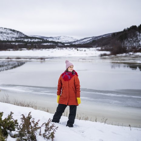 Ohjaaja ja käsikirjoittaja Suvi West tutustuu uudelleen kotiseutuunsa. ”Juttelen myös menneille sukupolville. Esiäitini Nillá Risten eli aivan tässä lähellä ja kulki samoja polkuja kuin minä.”