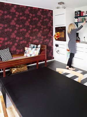 Keittiön Kiurujen yö -tapetti on edellisten asukkaiden valitsema. Sitä valmistaa Tapetti­talo. Puusohva on huudettu nettihuutokaupasta. Kierrätyskeskuksesta löytynyt Artekin ruokapöytä on maalattu mustaksi, koska sen linoleum­pinta oli kulunut.