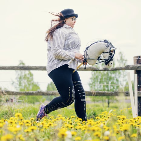 Kati Pitkälä, 24, asuu Kausalassa kahden kissan ja 40 keppihevosen kanssa. Keppihevostalli Rokkun kuulumisia voi kurkata Instagramista @kht_rokku.