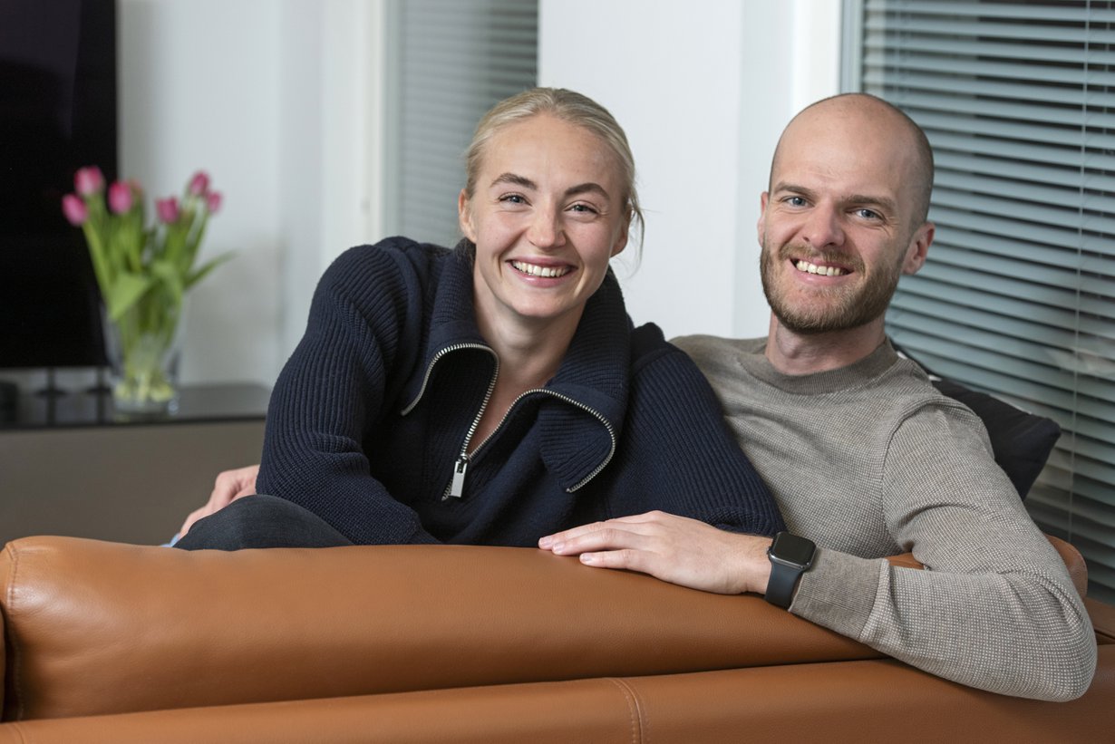 Eveliina ja Jan osoittavat jatkuvasti toisilleen hellyyttä arjessa. "Parasta ovat aamuiset halit", Eveliina sanoo.