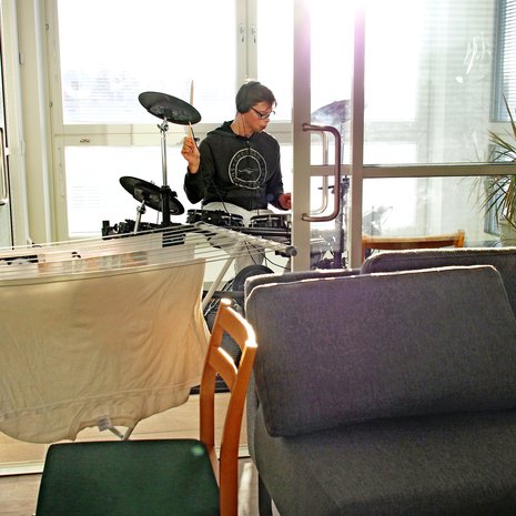 ”Kuuntelen raskasta heviä, se on tyylini. Bändissä soitan rokkikappaleita”, Aapo Vuorio sanoo.