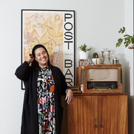 Nadja yhdistää printteihin aina jotain mustaa. ”Tämä Monkin mekko on yksi lempivaatteistani. Käytän sitä arkena todella paljon.”