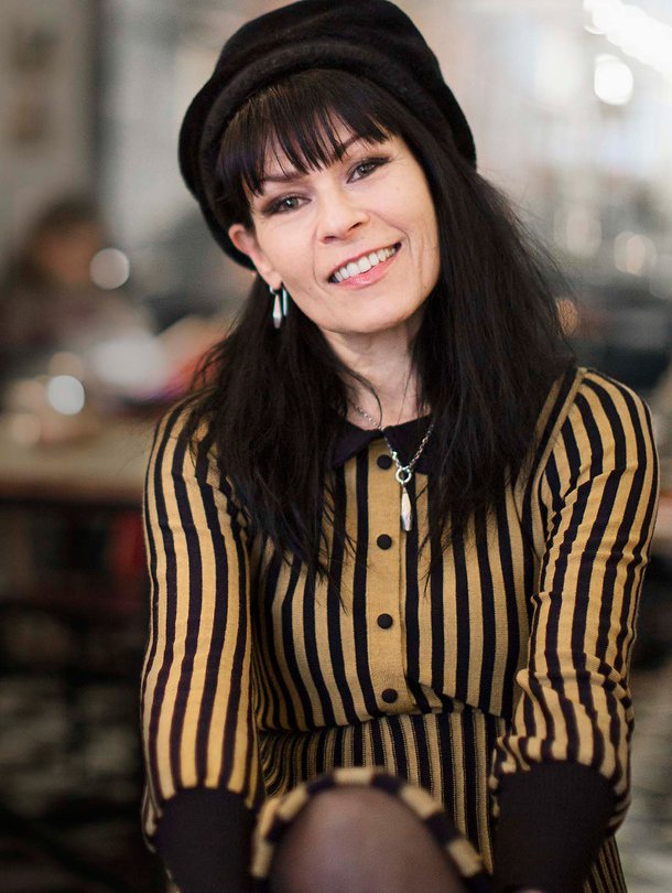 Aija Puurtinen on Honey B and the T-bones -yhtyeen laulaja, musiikin tohtori ja Sibelius-Akatemian pop-jazz-laulun lehtori.