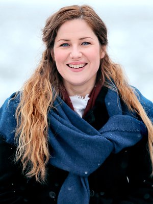 Laura Alajääski näyttelee nimiroolin Helsingin kaupunginteatterin suurmusikaalissa Myrskyluodon Maija, joka kertoo nuoren naisen kasvutarinan.