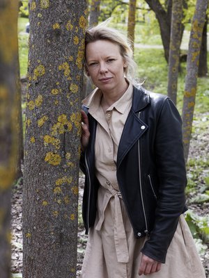 Alma sanoo olevansa välillä tosi levoton, mutta mehiläisten kanssa on toisin.  ”Voin istua vaikka päivän katsomassa mehiläisiä. Niiden seuraaminen on niin hypnotisoivaa, että koko päivä menee helposti ja ihan zeninä.” 