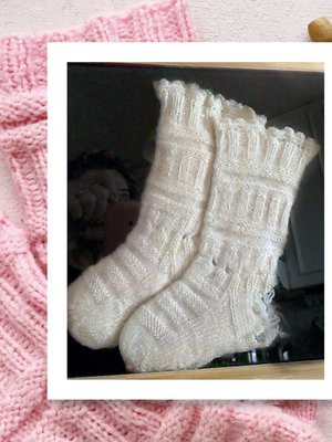 Alkuperäiset junasukat on kehystetty Terttu Latvalan olohuoneen seinälle. Käyttöön vuosikymmenien haurastuttamista sukista ei enää ole. Terttu itse on neulonut samalla ohjeella satoja sukkapareja - aina lahjaksi.