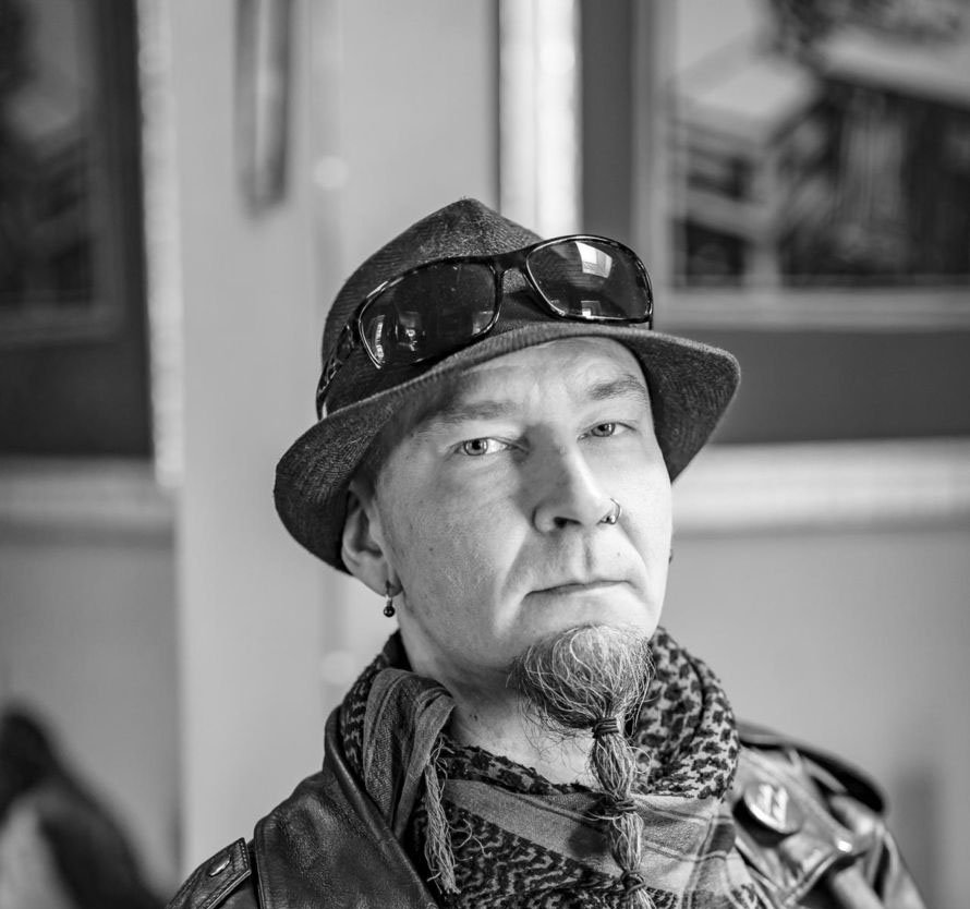 ”Nuorempana ihailin Jounia ja sain siltä paljon vaikutteita. Joskus matkin sen pukeutumistakin”, kertoo Kotiteollisuus-yhtyeen keulakuvan Jouni Hynysen pikkuveli Janne.