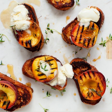 Vaihda tuttu hillotäyte grillattuihin persikoihin.