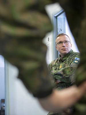 ”Hirveän paljon minun työni on sitä, että minuun otetaan yhteyttä ja minun kanssani halutaan puhua”, sotilaspastori Paavo Ranta kertoo.