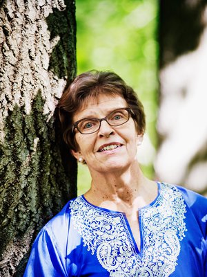 65-vuotias eläkkeelle jäänyt lääkäri viettää kesät Jyväskylässä ja talvet Mufindissa Tansaniassa. Hänen neljä kasvattilastaan ja kaksi lapsenlastaan asuvat Afrikassa.