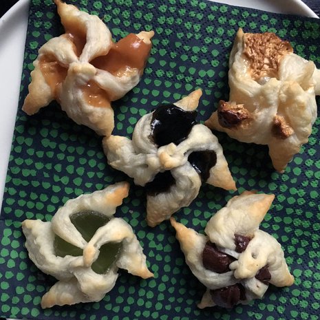 Karkkitortuissa kannattaa luottaa perinteiseen taittelutapaan. Jos karkin laittaa tortun päälle, se sulaa ja vain tahmaa tortun pinnan.