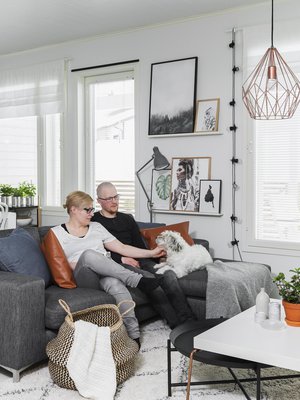 Marian ja Juhiksen kromijalkainen sohvapöytä on itse suunniteltu ja nikkaroitu. Sohva on Askosta.