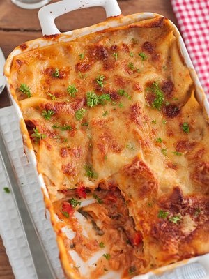 Valitse kasvislasagnelle astia, jonka voi nostaa suoraan uunista pöytään.