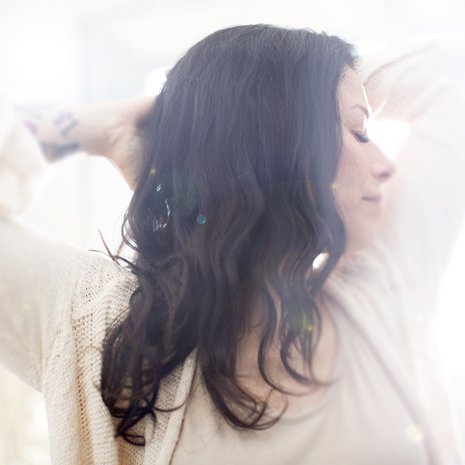 Katja ei halua tulla kuvatuksi niin,  että kasvot näkyvät. Julkisuus tuntui hänestä kiusalliselta silloinkin, kun hän oli naimisissa Tony Halmeen kanssa. Nyt Katja on päättänyt puhua menneisyydestään auttaakseen niitä, jotka elävät alistavassa suhteessa. ”Ehkä vertaistuki herättää jonkun oivaltamaan, ettei huonoa kohtelua tarvitse sietää.”