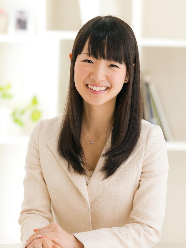 Japanilainen Marie Kondo, 31, on ammattijärjestäjä ja pienen vauvan äiti. KonMari-kirjassaan hän antaa järjestelyvinkkejä ja kehottaa puhumaan tavaroille kauniisti.