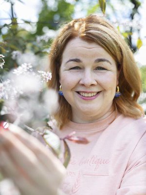 Ani Kellomäki joutui vaihtamaan kofeiinittomaan kahviin vaihdevuosien takia. ”Kahvi provosoi kuumia aaltoja”, Ani sanoo. 