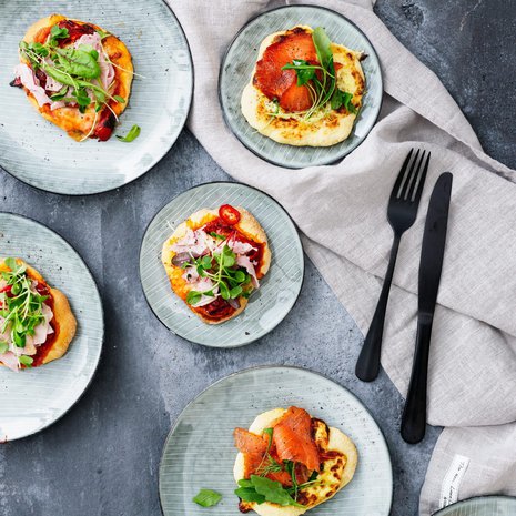 Pikkupizzat vaativat vain hyvän kastikkeen, ja kinkku sekä kylmäsavulohi maistuvat taas.