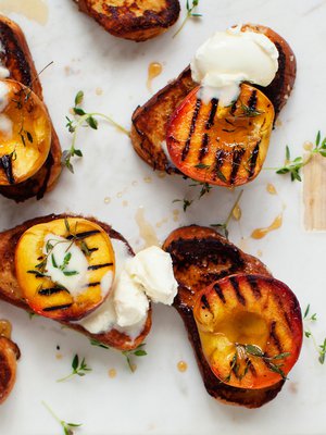 Köyhiin ritareihin sopii parhaiten kuivahtanut pulla tai vaalea leipä. Kokeile täytteenä myös grillattua ananasta, nektariineja, luumuja tai aprikoosia.