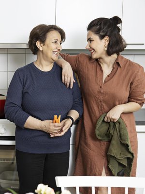 Äiti Mehnaz Omarin ja tytär Gelawej Viyanin juuret ovat Iranissa, ja heitä yhdistää rakkaus Lähi-idän ruokaan. "Minulle ruoka on myös yksi tapa sanoa, että rakastan", ruokablogia pitävä Gelawej kertoo.