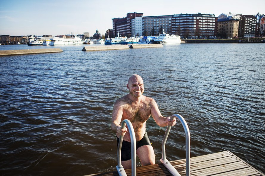 Tuomas Karemo pulahti veteen Helsingin Kulttuurisaunasta Merihaan kaupunginosassa.