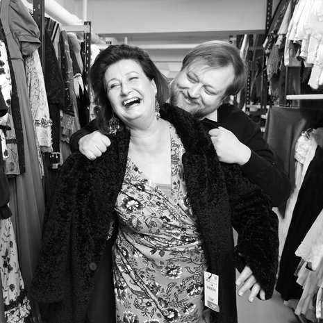 Heidi Herala ja Lauri Maijala työpaikalla eli Helsingin Kaupunginteatterin puvustossa. Lauri ohjaa äitiään Kirsikkatarha-näytelmässä, jonka ensi-ilta on 28.2.