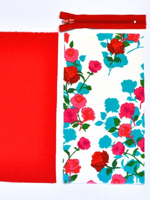 Leikkaa vuori ja p&auml;&auml;likangas. J&auml;t&auml; molemmille pitkille sivuille 1,5 cm saumanvarat.