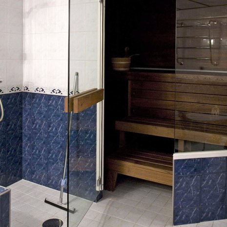 Sauna ennen remonttia. Koko tilassa näkyi 1990-luvun tyyli ja väritys.