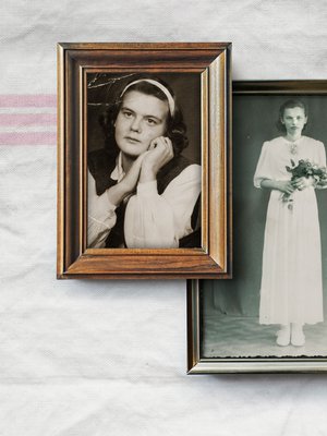 Aili (vas.) ja Kettu tiesivät jo koulutyttöinä, että ovat kenties vaihdokkaita keskenään.