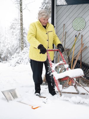 Viime syksynä Elisabeth Rehnin polvi alkoi oireilla. ”Nyt on tullut luopumisen aika. Se minun täytyy ymmärtää.” Postien haku sujuu kätevästi 40 vuotta vanhalla potkukelkalla.