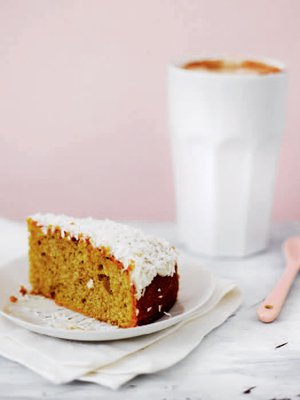 Mokkakakun pinnalla on kookoshiutaleita.