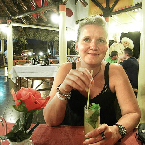 Pisin aika, jonka Anneli Husso on ollut reissaamatta, oli 12 kuukautta. Varaderon rantaravintolassa hän nautti aidon kuubalaisen mojiton.