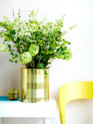 Kullanv&auml;rinen kurkkupurkki, josta etiketit on liotettu pois, on nyt muodikas kukkavaasi. Hersyv&auml;ss&auml; kimpussa on sireenej&auml;, lumipalloheisi&auml;, j&auml;n&ouml;nputkea ja rauduskoivua, <a href="http://www.rose-marie.fi/">Kukkakauppa Rose-Marie</a>. Sein&auml;laatikko 114 B 419 e, <a href="http://www.artek.fi/fi/index.html">Artek</a>. Thonetin 107-tuoli 440 e, <a href="http://www.helenaoravadesignprojects.fi/">Helena Orava Design Project</a>.