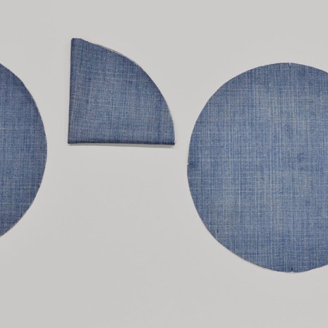 Taita ymp&auml;r&auml; kahtia ja taas kahtia. Merkkaa taitekohtiiin kohdistusmerkit.