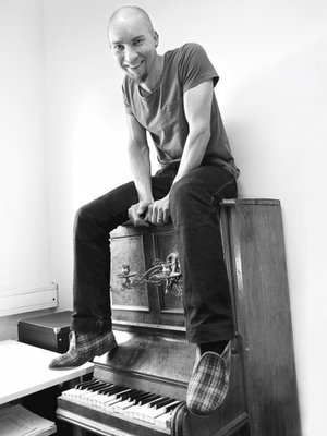 Teemu Kide. 40-vuotias improvisoinnin opettaja keksi kelluntamusiikin väitöskirjassaan. Yksi oppilas hermostui häneen, koska hän hyväksyi kaiken.