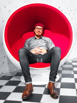 Teemulla ei enää ole verhoja tai viihdelaitteita, eikä puhelin piippaa jatkuvasti. ”Nyt ja tässä on hyvä”, Teemu sanoo.