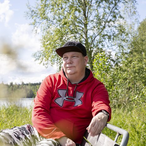 ”Jos olisin katkera köyhyydestäni, mistään ei tulisi mitään. Myönnän mokani, mutta katson eteenpäin. Siellä on valoisaa”, Jani Riihijärvi sanoo.