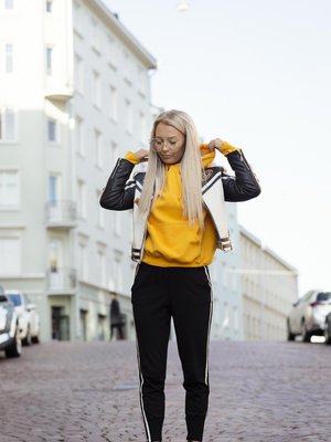 ”En pidä ylimääräisestä huomiosta. Nämä vaatteet ovat kuin suoja-asu. Näin pukeutuneena en käännä kenenkään päitä. Kävelenkin asussa eri tavalla: hiukan miehekkäästi kädet taskussa. Takki ja bootsit ovat kirpputorilta ja housut Madlady-verkkokaupasta.”