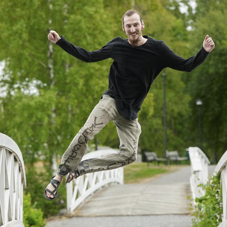 Johanneksen housuissa lukee ”ilo” hollanniksi ja ”rakkaus” suomeksi. ”Haluan tuoda Suomeen iloa ja olla se tuki ja ystävä, jota monet täällä kaipaavat.”