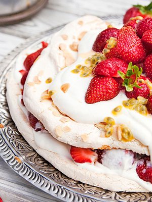 Tarjoa kakku heti täyttämisen jälkeen, jotta marenki pysyy rapeana.