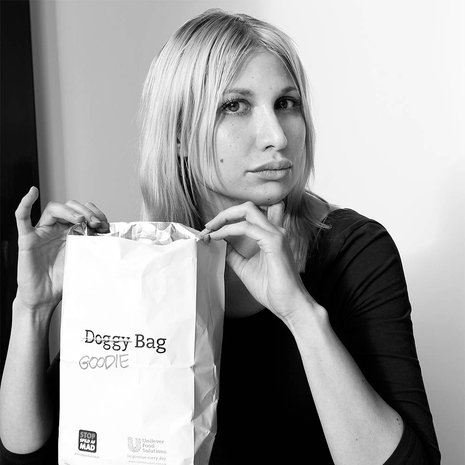 Selina Juul. Tanskassa palkitun Stop Spild Af Mad -liikkeen perustanut 34-vuotias nainen poimii laarista aina yksittäiset banaanit, koska muut hamuavat terttuja.