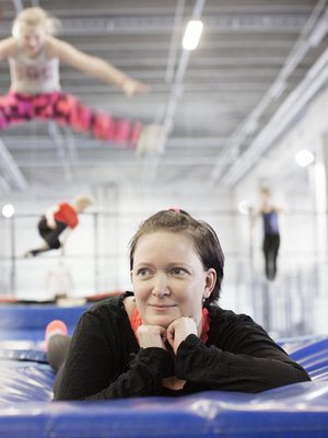 Tällä hetkellä Kati harjoittelee voltin esiastetta eli kupparia. Joka kerta jännittää, mutta alas tullessa jo hymyilyttää.