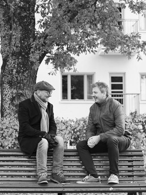 Tommy Hellsten asuu Porvoossa, Mathias Hellsten Helsingissä. He tapaavat lähinnä työn merkeissä.