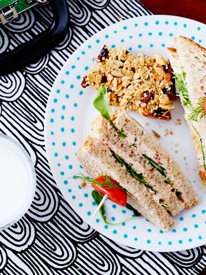 Täytetyt voileivät säilyvät hyvin jääkaapissa ja on helppo ottaa mukaan myös välipalapiknikille.