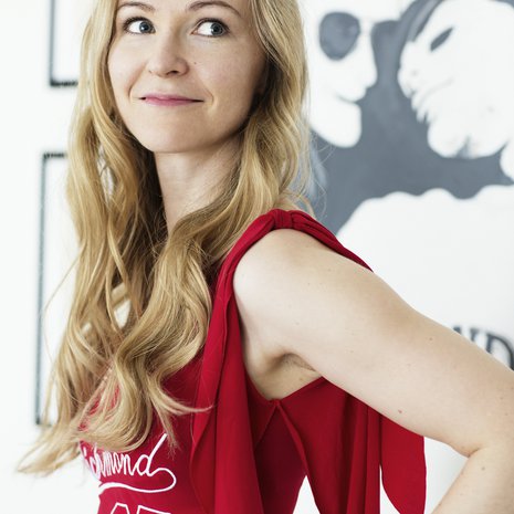 "Punaista, yksiolkaimista paitaa en laittaisi missään nimessä enää päälleni, mutta en aio ikinä heittää sitä pois. Tämä paita päälläni tapasin mieheni."