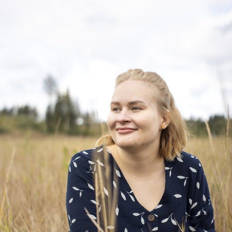 28-vuotias Ester Kortteenniemi asuu Jyväskylässä miehensä Janin, puolivuotiaan tyttärensä Selman ja Hilla-koiransa kanssa. Ester opiskelee psykiatriseksi sairaanhoitajaksi ja toimii vapaaehtoisena vertaistukijana itsemurhan tehneiden läheisille tarkoitetussa Surunauha ry:ssä.