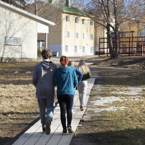 Anna Tapion kouluun ei ole erityisiä pääsyvaatimuksia. Kuka tahansa yläkouluikäinen voi hakea tänne opiskelemaan.