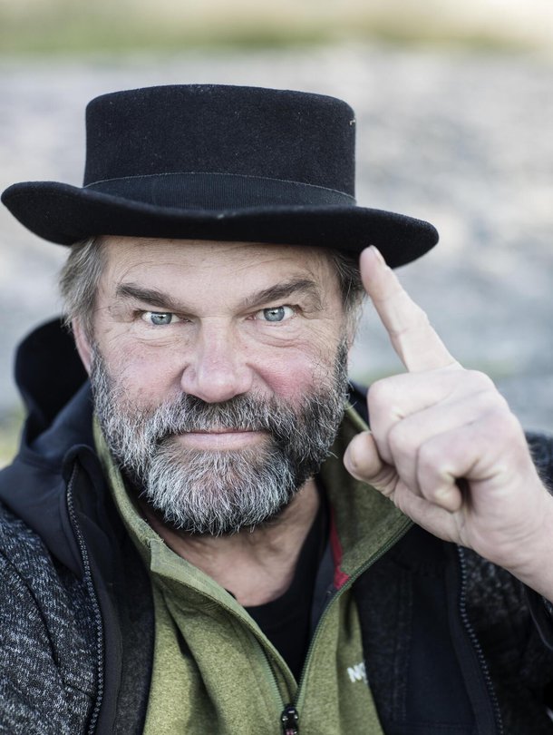 Kai Lehtinen muutti pandemian aikana Karjalohjalta Lappiin, jossa autteli kaveriaan talon rakentamisessa talkootöinä. Nyt Kai rakentaa jo toista taloa pojalleen.