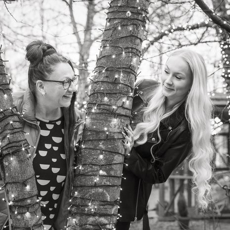 Äiti ja tytär ovat kasvaneet yhteen. ”Kouluiässä en halunnut mennä edes yökylään kaverille, koska tiesin, että ikävöisin äitiä niin kovasti”, Mandimai Sundberg kertoo.